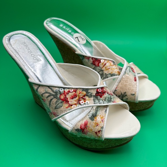 BAMBOO Shoes - Bamboo Wedge Heel Floral Sandals Size 7 1/2 NWOT
